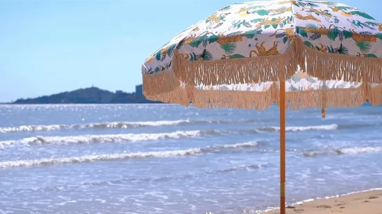 Guarda-chuva de praia para viagem ao ar livre revestido de madeira de alumínio de 200 cm com borlas